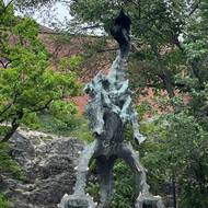 Drak se stal symbolem města. Ten pod Wawelem občas chrlí oheň.