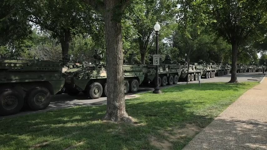 Obrazem: Tanky už míří na Washington. Trump chystá přehlídku