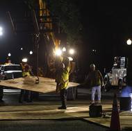 Kvůli těžké vojenské technice se na silnice, po kterých pojedou stroje, instalují kovové pláty, aby se zabránilo poškození vozovky.