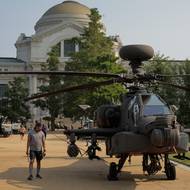 Návštěvníci si prohlížejí bitevní vrtulník AH-64 Apache americké armády, vystavený na National Mall ve Washingtonu.