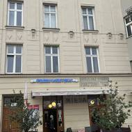 V Kazimierzi ještě najdete na fasádách názvy obchodů či služeb, které v domech sídlily. Některé jsou úvodní, jiné opravené.