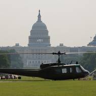 Ve stovkách měst po celých Spojených státech se má souběžně konat na 1800 akcí proti Trumpovi. Pořadatelé tvrdí, že Trump chce armádních oslav využít k oslavě sebe samého. „V Americe nemáme krále,“ vzkázali mu.