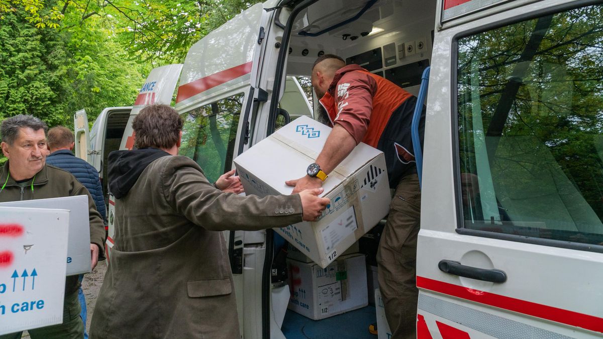 Se sanitkami na Ukrajinu: Dar, který může zachraňovat, nebo v minutě shořet