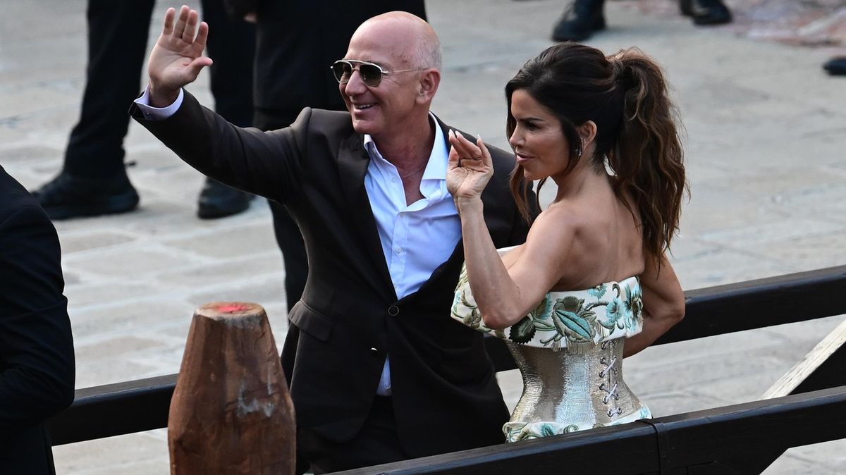 Fotky: Jeff Bezos se žení, Benátky jsou v obležení celebrit i demonstrantů