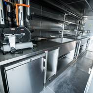 Ministyně obrany Jana Černochová (ODS) uznala, že jsou některé zakázky drahé, ale podle ní resort v tendrech postupoval podle zákona. 