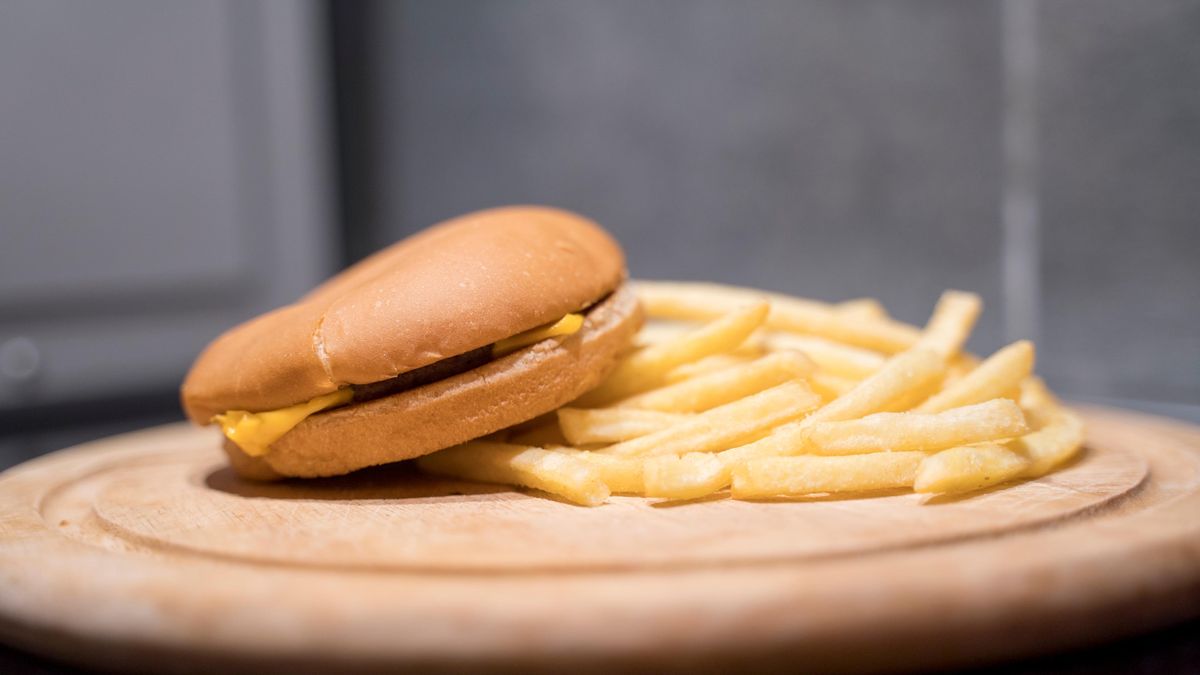 Na cheeseburger už pár drobných nestačí. Fastfood zrychlil i v cenách