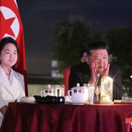 Kim Ču-ae doprovází svého otce pravidelně od konce roku 2022. Její časté veřejné výstupy dál živí úvahy, že by se mohla stát nejen další generací vládnoucí dynastie Kimů, ale také první ženou v čele Severní Koreje od jejího založení v roce 1948.