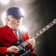 Mnozí posluchači dorazili v tričkách s logem AC/DC. Na snímku je kytarista Angus Young.