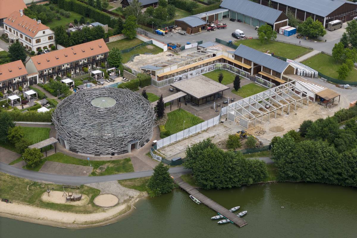 V areálu Čapího hnízda před několika týdny začala výstavba nových apartmánů. 