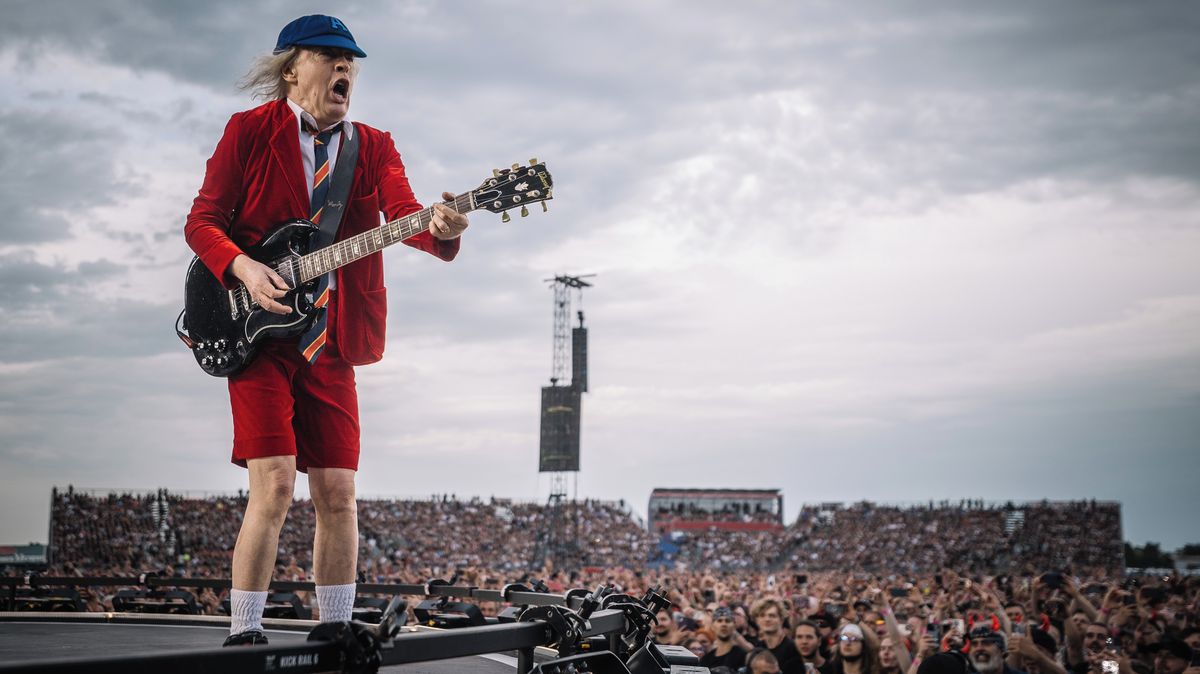 プラハでのAC/DCコンサートのレビュー