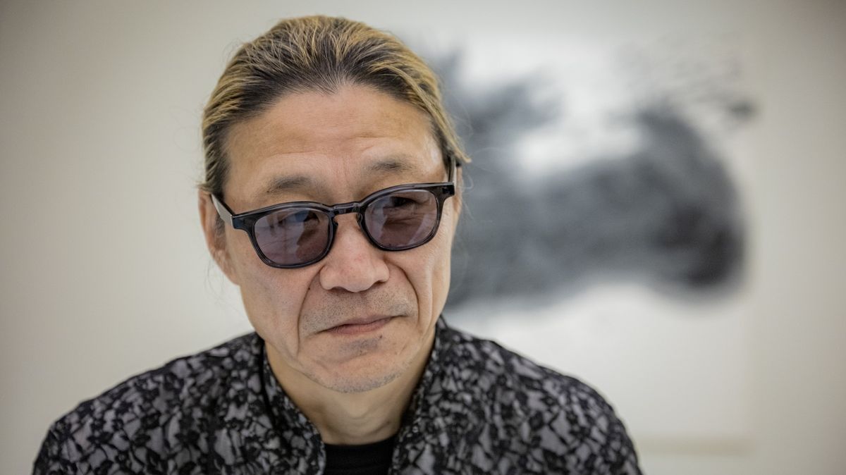 Japonský kaligraf maluje třicetikilogramovým štětcem