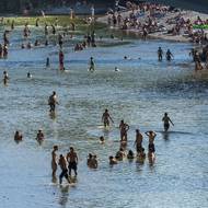 Také německá meteorologická služba DWD na pondělí vydala varování pro takřka celou zemi - s výjimkou několika hornatých regionů v Sasku, Bavorsku a Durynsku. Extrémní vedro čeká podle meteorologů především Severní Porýní-Vestfálsko na západě, kde na středu předpovědi slibují 39 stupňů Celsia. (Mnichov, Německo, 30. června)