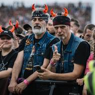 Po efektním intru zahájila formace vystoupení skladbou If You Want Blood (You've Got It) ze svého nejpopulárnějšího alba Highway to Hell.