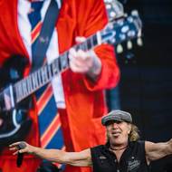 A mezi muzikanty už dnes není ani bubeník Phil Rudd, kterého vystřídal Matt Laug.