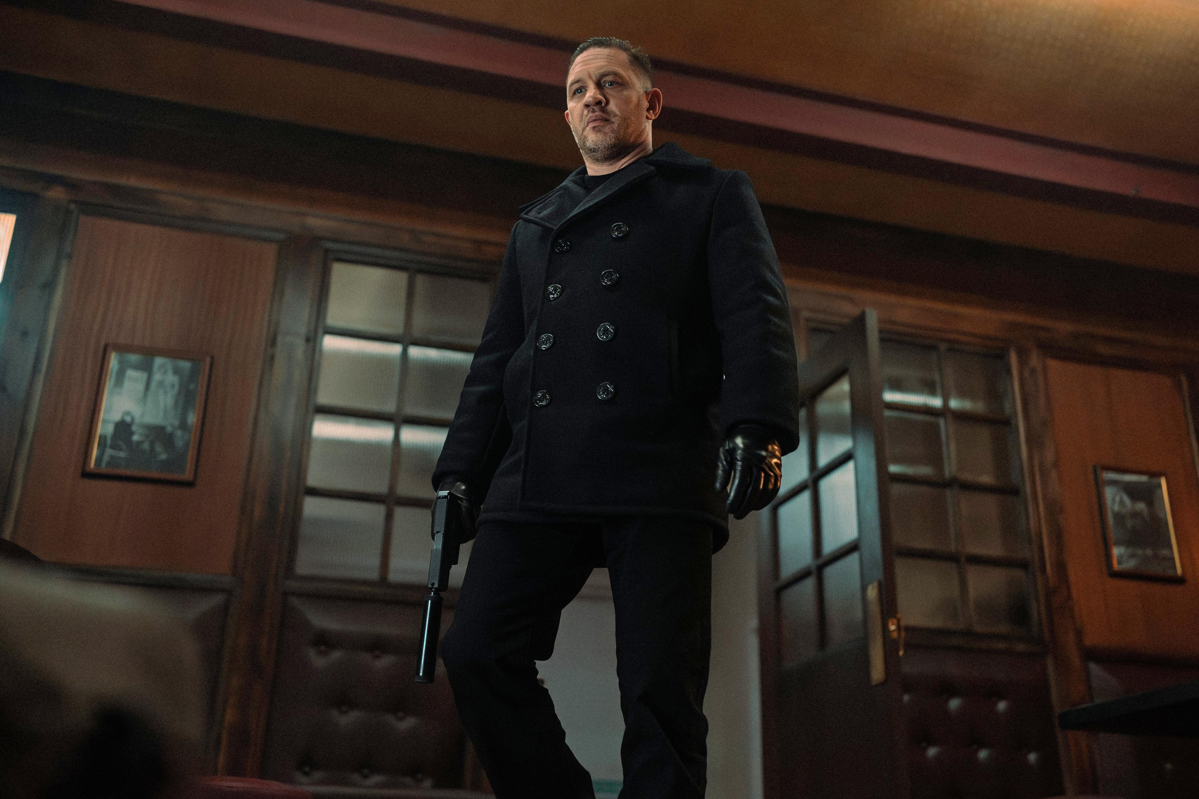 Válka mafiánských gangů. V seriálu excelují Tom Hardy nebo Pierce Brosnan -  Seznam Zprávy