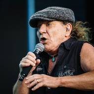 Následně skončil dlouholetý basista Cliff Williams.