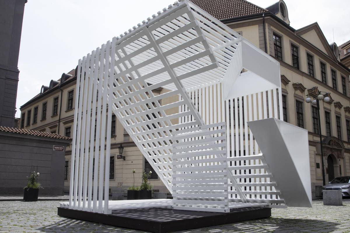 Devětadevadesátiletý sochař Stanislav Kolíbal na Mariánském náměstí v Praze dočasně vystavuje své prostorové dílo nazvané Vertikální struktura.