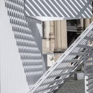 Jde o dřevěný objekt tvaru neukončené krychle o délce strany asi tři metry, s příčnými a podélnými prvky a se zdůrazněnou úhlopříčnou stranou.