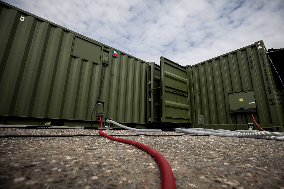 Armáda ukázala reportérům kuchyni Kalich. Ministerstvu obrany ji měla dodat firma 4 Army bývalého senátora ODS Vlastimila Sehnala. 