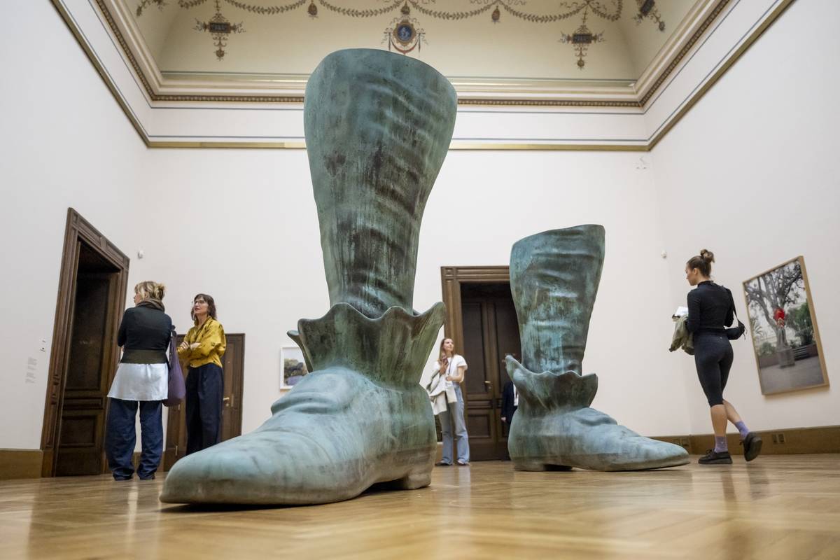 Na fotografii z výstavy děl Ivána Argoteho, kterou lze v Galerii Rudolfinum vidět do 7. září, je instalace Kdo? z roku 2011.