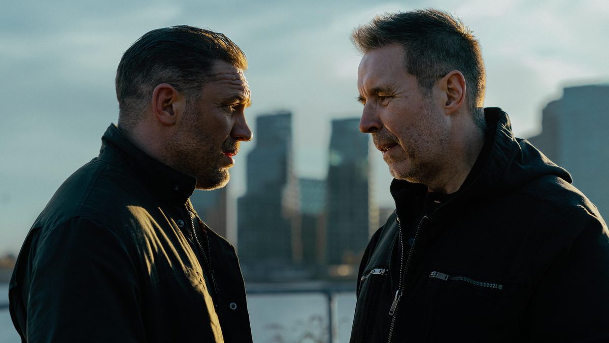 Recenze: V krimi seriálu excelují Tom Hardy a Pierce Brosnan