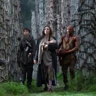 Alfie Williams jako Spike, Jodie Comer v roli Isly a Ralph Fiennes coby Dr. Kelson.