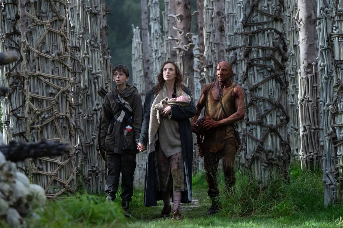 Alfie Williams jako Spike, Jodie Comer v roli Isly a Ralph Fiennes coby Dr. Kelson.