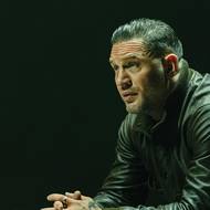 Tom Hardy jako Harry Da Souza.