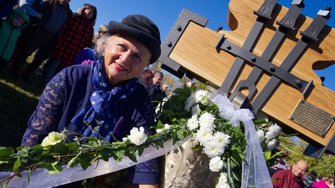 Třicet let šetřila na zvon, aby splnila přání dědečka popraveného nacisty