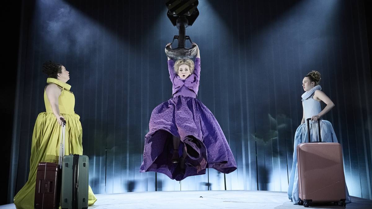 Na fotografii z inscenace Něha, kterou tento pátek uvede pražské Divadlo v Dlouhé, jsou Eva Hacurová, Klára Oltová a Kristýna Jedličková.