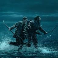 Alfie Williams coby Spike a Aaron Taylor-Johnson jako Jamie.