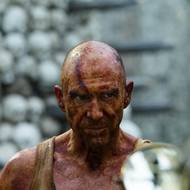 Na fotografii z filmu 28 let poté, který od čtvrtka promítají česká kina, je Ralph Fiennes jako Dr. Kelson.