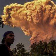Erupce sopky Lewotobi Laki-Laki na indonéském ostrově Flores, vyfoceno 17. června. Oblaka byla vidět na desítky kilometrů, ale podle dostupných informací erupce nikoho nezranila.
