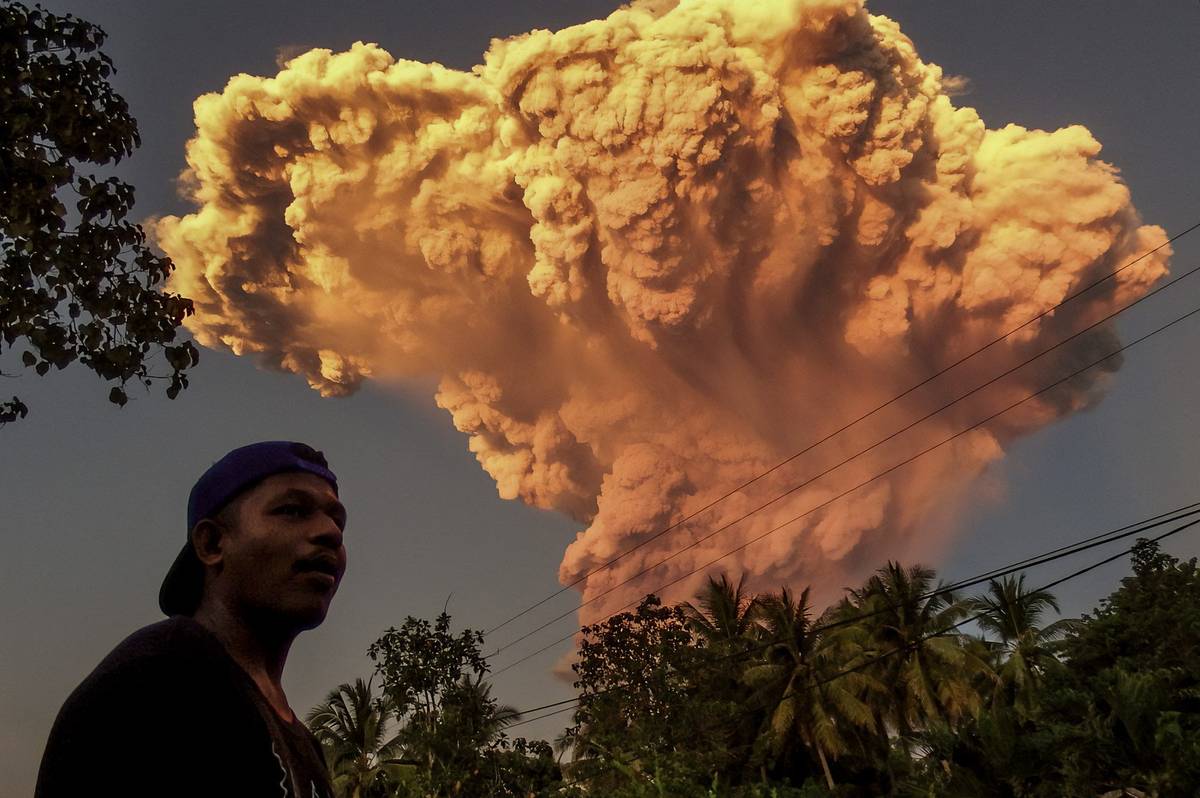 Erupce sopky Lewotobi Laki-Laki na indonéském ostrově Flores, vyfoceno 17. června. Oblaka byla vidět na desítky kilometrů, ale podle dostupných informací erupce nikoho nezranila.