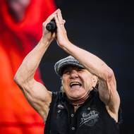 Australská kapela se pak se zaplněným areálem v Letňanech rozloučila ohňostrojem. Na fotografii je zpěvák Brian Johnson.