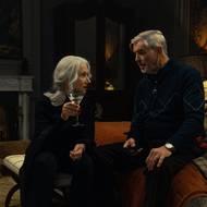 Helen Mirren jako Maeve a Pierce Brosnan v roli Conrada Harrigana.