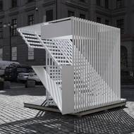 Do dvou rohů geometrického díla Kolíbal umístil trojúhelníky.