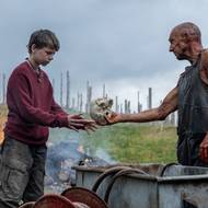 Alfie Williams coby Spike a Ralph Fiennes jako Dr. Kelson.