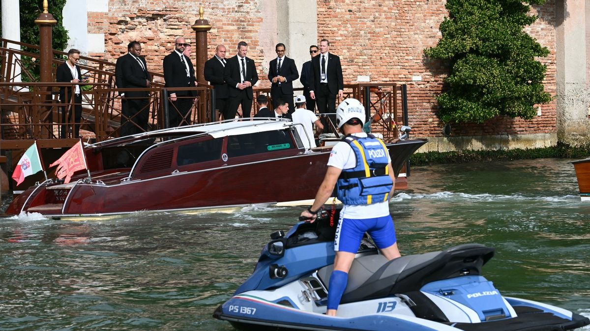 Protesty změnily plány Bezosovy svatby. Do Benátek dorazil Gates i Trumpová
