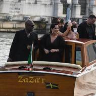 Italské Benátky už několik dní žijí svatbou Jeffa Bezose, jednoho z nejbohatších lidí planety, a Lauren Sánchezové. Podle agentury Reuters se koná za přísných bezpečnostních opatření, která chrání význačné svatebčany před protestujícími. (Na snímku Corey Gamble, Kris Jennerová, Khloe a Kim Kardashianovy.)