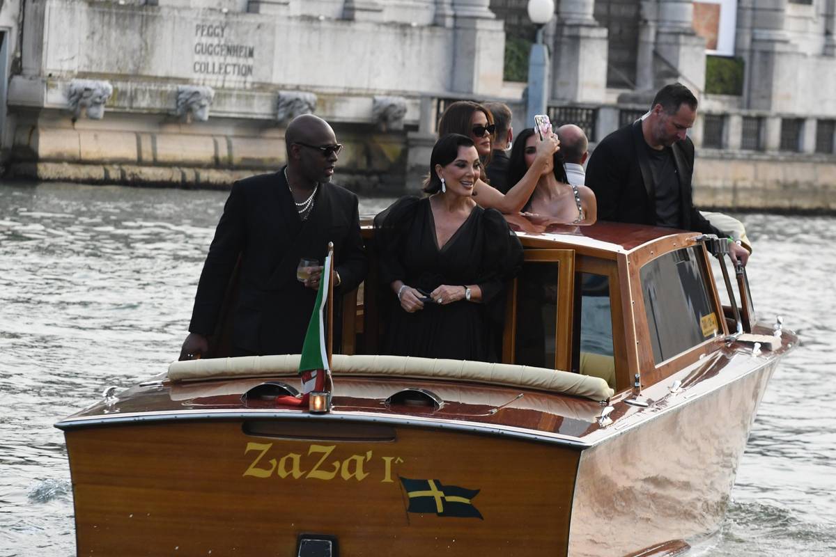 Italské Benátky už několik dní žijí svatbou Jeffa Bezose, jednoho z nejbohatších lidí planety, a Lauren Sánchezové. Podle agentury Reuters se koná za přísných bezpečnostních opatření, která chrání význačné svatebčany před protestujícími. (Na snímku Corey Gamble, Kris Jennerová, Khloe a Kim Kardashianovy.)