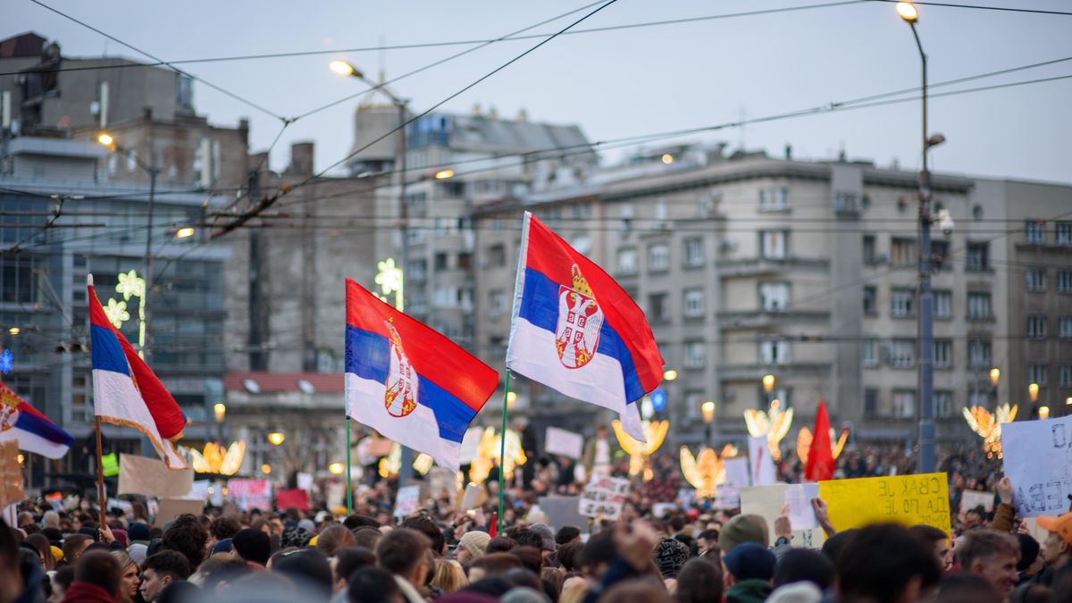Desetitisíce lidí v Bělehradě protestovaly proti vládě, chtějí předčasné volby