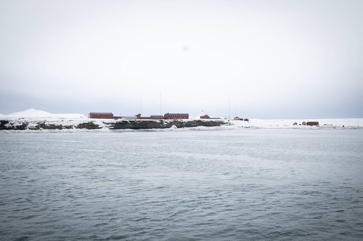 Na Medvědím ostrově, který se nachází v Severním ledovém oceánu mezi samotným Norskem a Špicberky, žije pouze devět zaměstnanců malé meteorologické stanice. Meteorologové se sem dostávají vrtulníkem a střídají se po šesti měsících. První meteorologická stanice byla na ostrově zřízena v roce 1918.(Medvědí ostrov, 5. dubna)