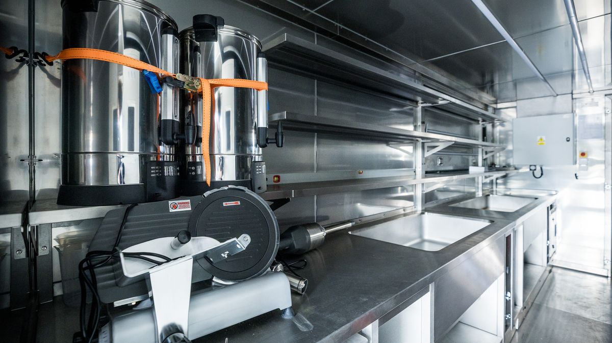 Změny u dodavatele armádních kuchyní. Exsenátor převedl podíl za 67 korun