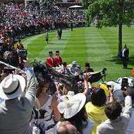 Britský král Karel III. a královna Camilla přijíždějí v kočáře během třetího dostihového dne Royal Ascot v Ascotu, 19. června.