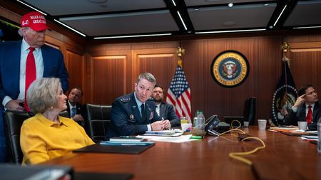 Rekonstrukce: Bombardéry letěly 37 hodin. Trump se rozhodl v úterý