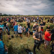 Další stovky fanoušků sledovaly koncert za plotem areálu.
