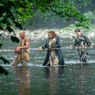 Ralph Fiennes coby Dr. Kelson, Jodie Comer v roli Isly a Alfie Williams jako Spike.