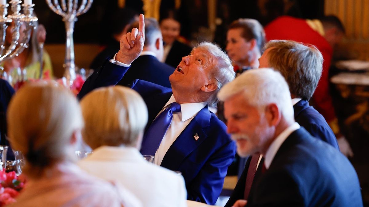 Trump v říši lichotek. Před přistáním znovu zpochybnil základ NATO