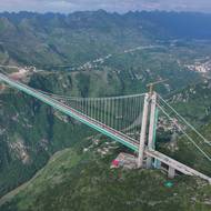 Most Chua-ťiang Canyon Bridge se nachází v čínské provincii Kuej-čou a ční nad řekou Pej-pchan do výšky 625 metrů.